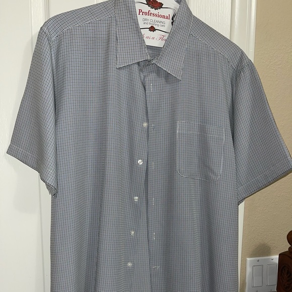 Short sleeve button up shirt 👕 - Picture 1 of 3